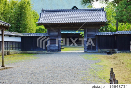 静岡県観光スポット観光案内・韮山江川邸の表門正面へのエントランス・横位置 16648734