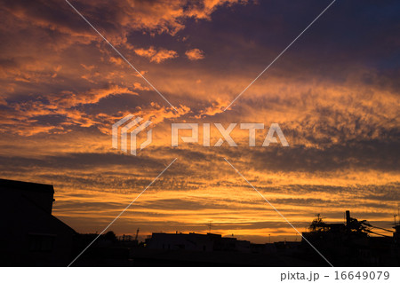 東京住宅街の夕焼け 16649079