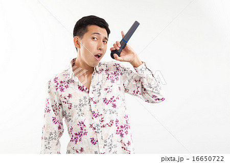 カラオケで歌う若い男性 カラオケで歌う若い男性 16650722