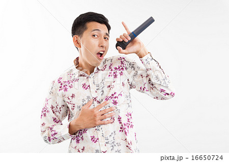 カラオケで歌う若い男性 カラオケで歌う若い男性 16650724