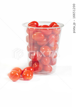 Red cherry tomatoes in plastic packaging 16651200