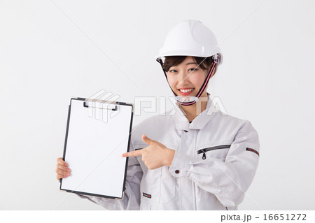 ホワイトボードを持つ作業着の女性 ホワイトボードを持つ作業着の女性 16651272