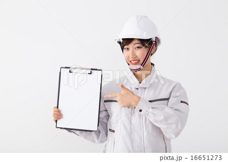 ホワイトボードを持つ作業着の女性 ホワイトボードを持つ作業着の女性 16651273