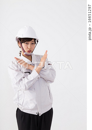 バツをつくる作業服の女性 バツをつくる作業服の女性 16651297