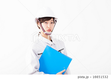 ファイルを抱える作業服の女性 ファイルを抱える作業服の女性 16651532