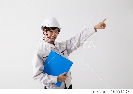 指をさす作業服の女性 指をさす作業服の女性 16651533