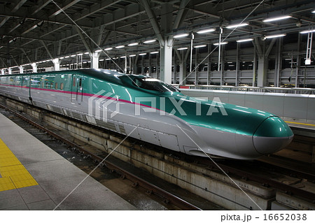新青森駅に停車中の東北新幹線E5系 16652038