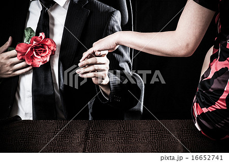ビジネスシーンで手を握り合っている男女 ビジネスシーンで手を握り合っている男女 16652741