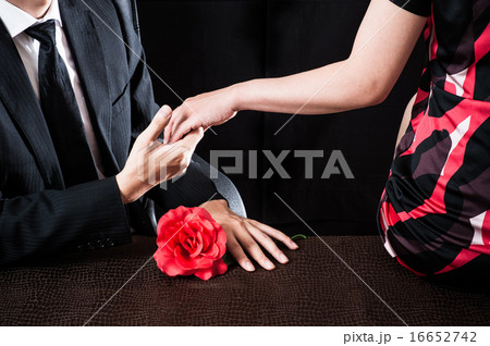 ビジネスシーンで手を握り合っている男女 16652742