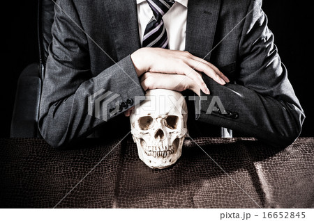 ドクロを持っているビジネスマン ドクロを持っているビジネスマン 16652845