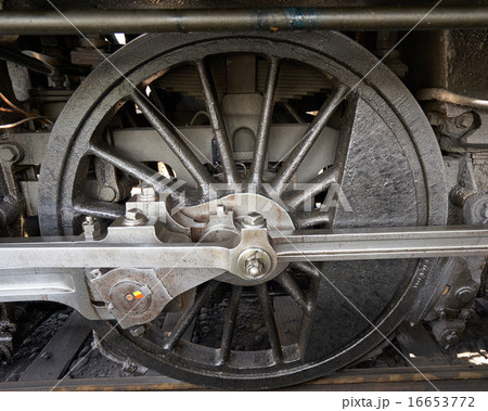 蒸気機関車の磨き上げられた動輪の写真素材 [16653772] - PIXTA