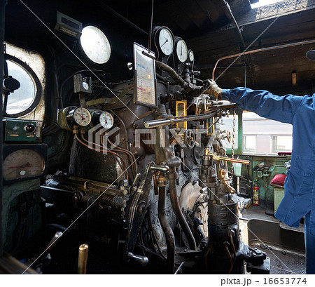 発車準備中の蒸気機関車運転室の写真素材