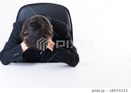頭を抱えて悩む男性会社員 16654233
