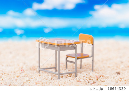 夏休み 学校の机 16654329