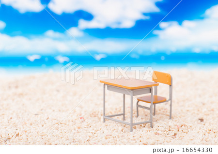 夏休み 学校の机 16654330