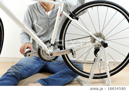 自転車をメンテナンスしている男性 16654580