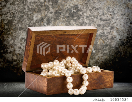 Wooden chest with white pearl necklace 16654584