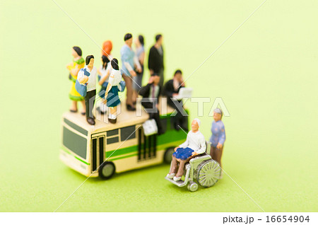 満員のバス 16654904
