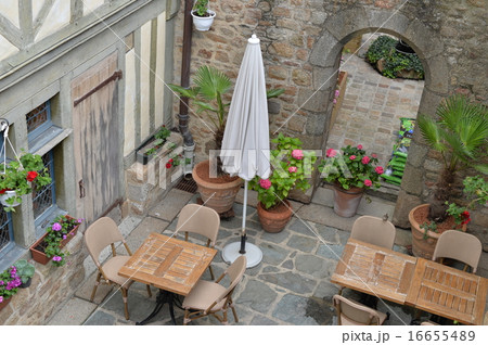 モンサンミッシェルのオープン前のカフェ モンサンミッシェルのオープン前のカフェ 16655489