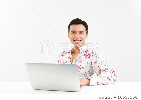 パソコンを使う柄シャツの若い男性 パソコンを使う柄シャツの若い男性 16655508