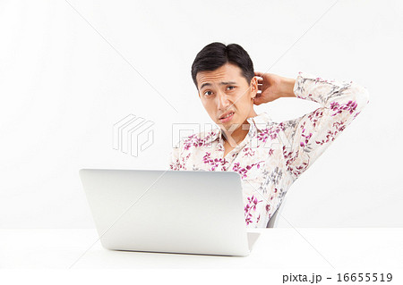 パソコンを使うガラの悪いお兄さんイメージ 16655519