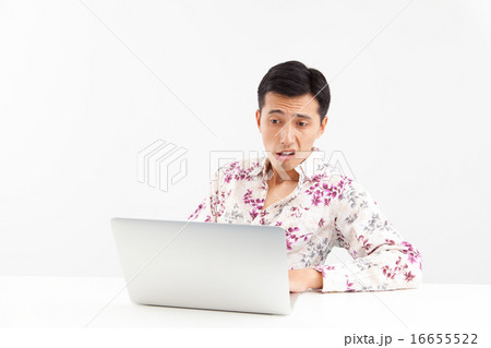 パソコンを使うガラの悪いお兄さんイメージ 16655522