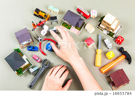 たくさん散らばっている生活用品 16655784