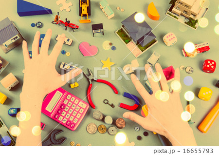 たくさん散らばっている生活用品 16655793