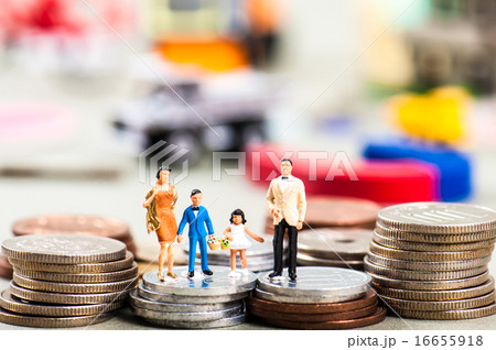 たくさんの物に囲まれた家族 16655918