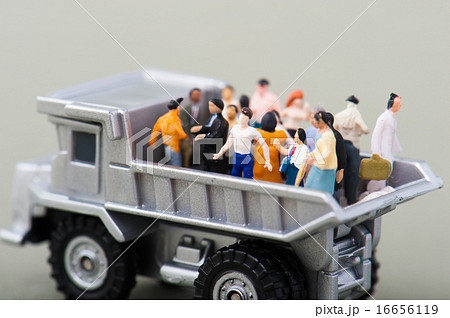 トラックにたくさんの人が乗っている様子 16656119