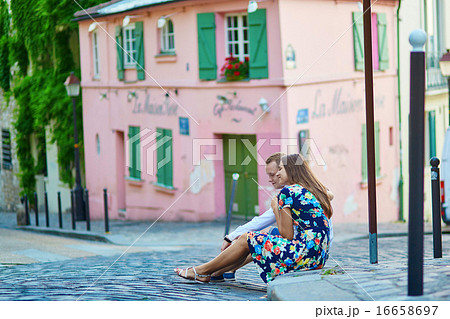 Romantic couple on Montmartre 16658697