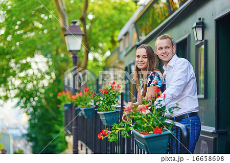 Romantic couple on Montmartre Romantic couple on Montmartre 16658698