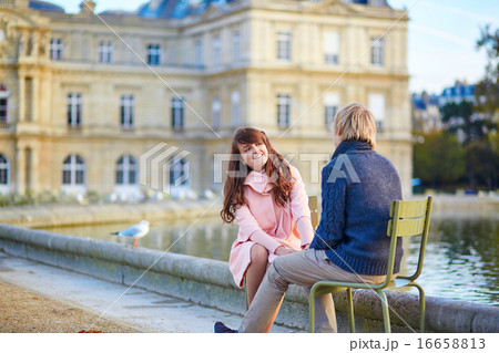 Young romantic couple in Paris 16658813