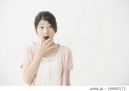 驚いている表情の女性 驚いている表情の女性 16660171