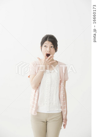 驚いている表情の女性 16660173
