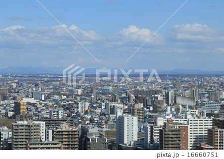 さっぽろテレビ塔から見る春先の札幌市街地(百年記念塔方面 さっぽろテレビ塔から見る春先の札幌市街地(百年記念塔方面 16660751