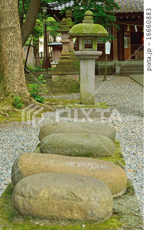 金沢散歩；尾山神社境内摂社の金谷神社　さし石 16660883