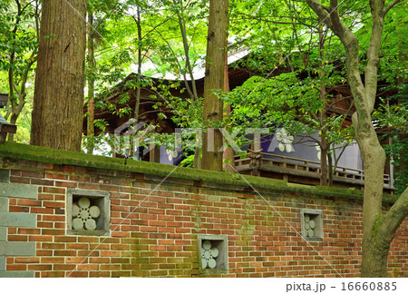 金沢散歩；尾山神社境内摂社の金谷神社　煉瓦塀 16660885