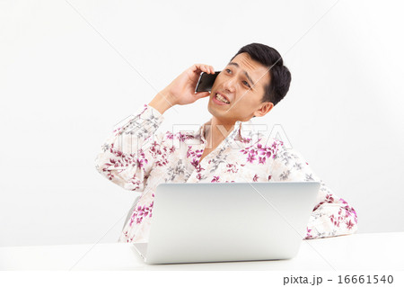 ケータイで話すガラの悪いお兄さんイメージ ケータイで話すガラの悪いお兄さんイメージ 16661540