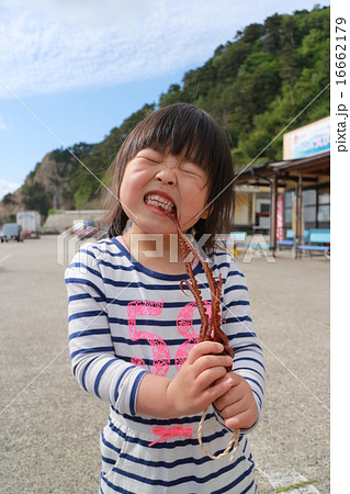 大きな口でパクっと食べる女の子 大きな口でパクっと食べる女の子 16662179