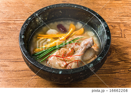 参鶏湯　韓国料理samgyetang chicken ginseng soup Korean 16662208