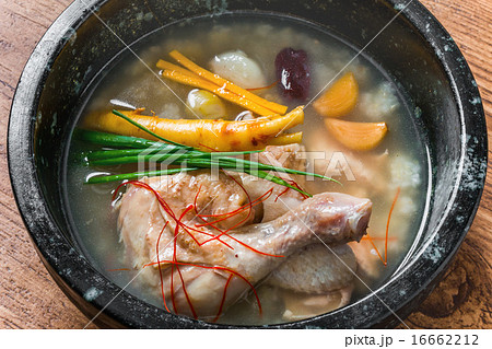 参鶏湯　韓国料理　samgyetang chicken ginseng soup Korean 16662212