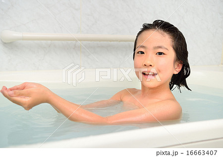  女子小学生風呂 お風呂のなかでシャワーを浴びる小学生の女の子の様子 Stock ...