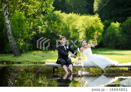Bride and groom drinking champagne 16664801