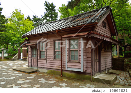 金沢散歩：石川四高記念文化交流館　旧第四高等中学校門衛所 16665821