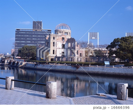 「世界文化遺産」原爆ドーム/広島平和記念公園と元安川　 16666396