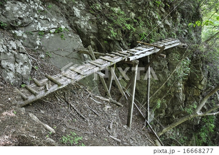 山道に架かる古い橋 16668277