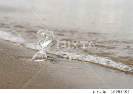 砂浜に埋まった砂時計 16668402
