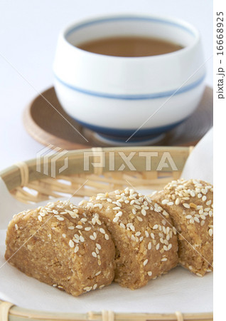 ピーナッツロール中華菓子 16668925