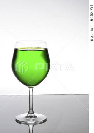 champagne glass champagne glass 16668951